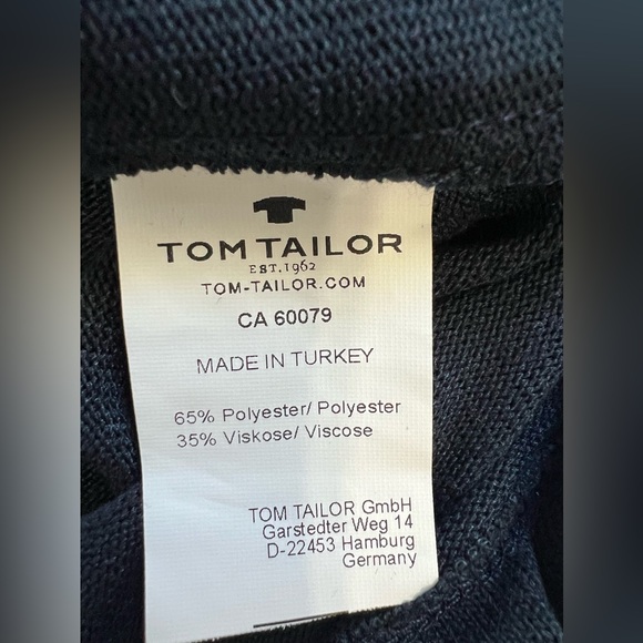 Chic Black Button-Up Cardigan - Picture 2 of 4